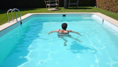 Piscine avec plage immergée : découvrez les atouts et les limites de cet aménagement tendance
